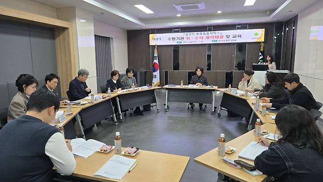 ▲ 경산시는 13일, 지역 내 돌봄이 필요한 어르신들의 안정적인 지역사회 거주를 지원하기 위해 5개 분야 6개 서비스 수행기관과 위·수탁 계약을 체결했다. 경산시.