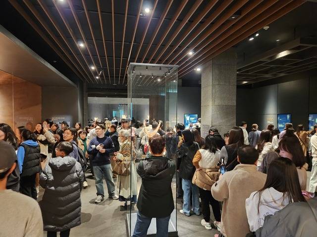 국립경주박물관의 신라 금관 전시장을 방문한 입장객들이 모습. 국립령주박물관 제공