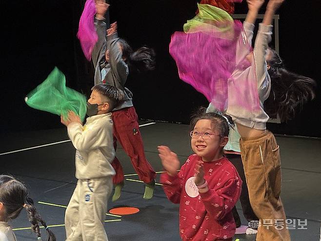 어린이들이 스카프 놀이를 하고 있다.