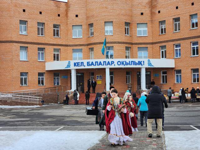 3월 15일 카자흐스탄 아스타나 인근 레스나야 폴랴나 주거 단지 내 제3 중학교 투표소를 주민들이 드나들고 있다. [박세진=swatchsjp@ajupress.com]