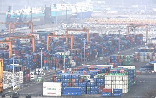 지난 2월 22일 경기 평택시 포승읍 평택항 야적장에 수출입 컨테이너가 쌓여 있는 모습/뉴시스