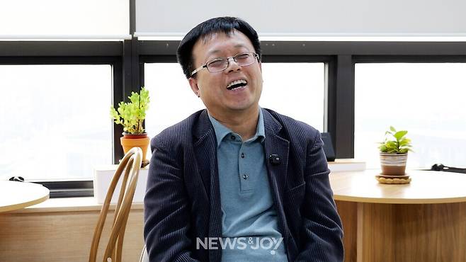 김승무 대표는 중학교 3학년 때부터 교회 개혁에 목소리를 냈다. 현재 그는 신앙과 삶 일치를 지향하며 30년 넘게 대구·경북 지역을 중심으로 인권 운동에 앞장서고 있다. 뉴스앤조이 박시온