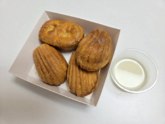 배달로 주문한 버터떡 4개와 연유 소스. (사진=한전진 기자)