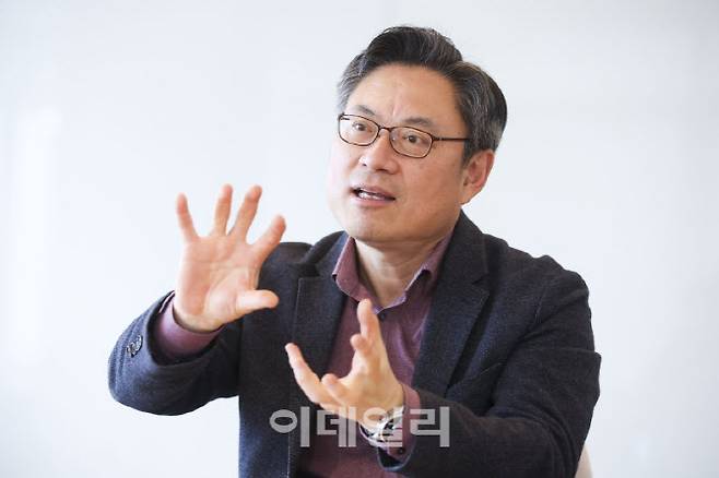 [이데일리 이영훈 기자] 유경준 한솔테크닉스 대표가 서울 중구 을지로 본사 사무실에서 이데일리와 인터뷰를 하고 있다.