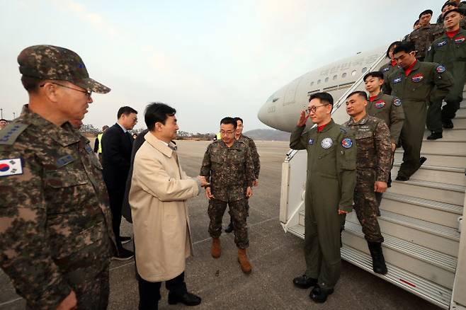 15일 오후 경기도 성남시 서울공항에서 중동 상황 악화로 공군 다목적 수송기 KC-330 ‘시그너스’를 타고 작전을 마친 공군 장병들이 이동하고 있다.[공동취재단]