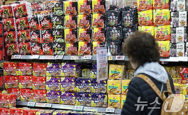 12일 식품업계에 따르면 농심·오뚜기·삼양식품 등 라면 업계가 제품 가격 인하를 결정했다. 오뚜기는 라면 8종의 출고가를 평균 6.3%, 삼양식품은 삼양라면 오리지널 2종의 출고 가격을 평균 14.5%, 농심은 라면과 스낵 등 제품을 평균 7%를 인하한다. 사진은 12일 서울의 한 대형마트에 진열된 라면의 모습. 2026.3.12 ⓒ 뉴스1 최지환 기자