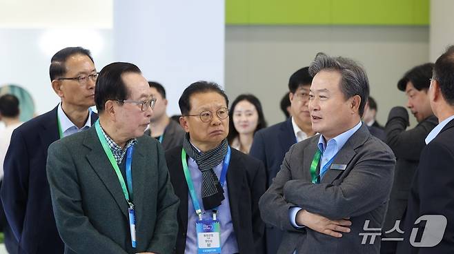 이동채 에코프로 창업주(오른쪽)와 김재철 동원그룹 명예회장이 인터배터리2026 전시에서 대화를 나누고 있다.(에코프로 제공)