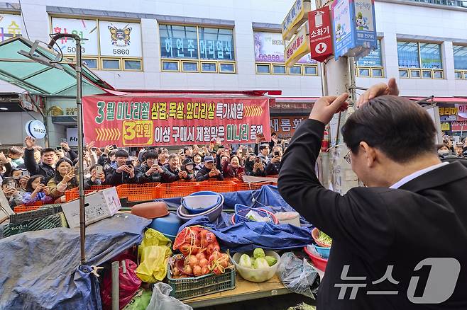 이재명 대통령이 15일 창원 반송시장을 찾아 시민들에게 인사를 하고 있다. (청와대 제공. 재판매 및 DB 금지) 2026.3.15 ⓒ 뉴스1 이재명 기자