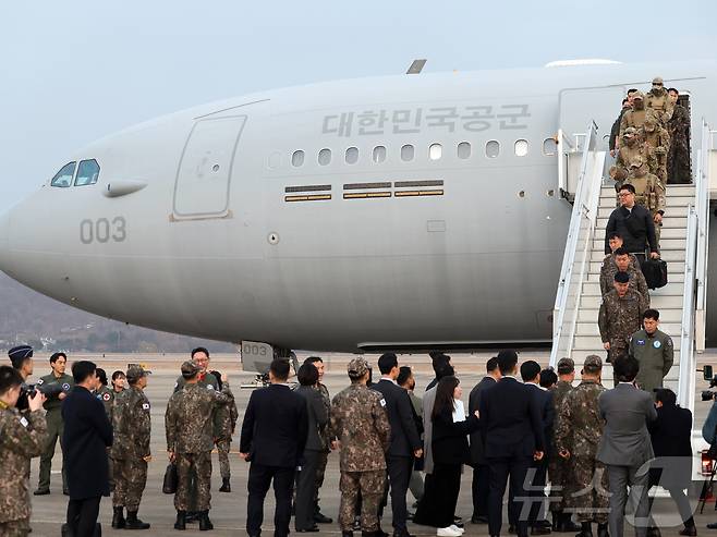 15일 오후 경기 성남 서울공항에서 중동 상황 악화로 공군 다목적 수송기 KC-330 '시그너스'를 타고 작전을 마친 공군 대원들이 발걸음을 옮기고 있다. 외교부와 국방부에 따르면, 우리 국민 204명과 외국 국적 가족 5명, 일본 국민 2명 등 총 211명이 탑승한 군 수송기는 14일(현지시간) 오후 사우디 수도 리야드를 출발, 이날 오후 서울공항에 도착했다. 이번 대피 작전의 명칭은 '사막의 빛'이다. 2026.3.15 ⓒ 뉴스1 황기선 기자