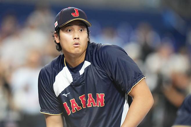 오타니가 깜짝 놀란 모습. 사진 | AP 연합뉴스