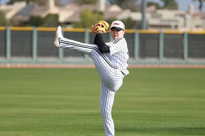 LG 이민호가 미국 애리조나에서 진행된 스프링캠프서 투구에 임하고 있다. 사진 | LG 트윈스