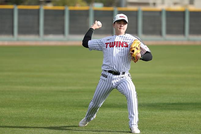 LG 이민호가 미국 애리조나에서 진행된 스프링캠프서 투구에 임하고 있다. 사진 | LG 트윈스