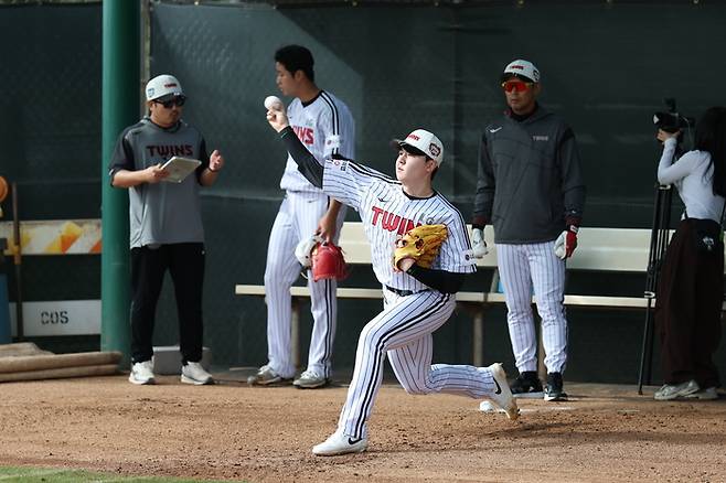 LG 이민호가 미국 애리조나에서 진행된 스프링캠프서 투구에 임하고 있다. 사진 | LG 트윈스