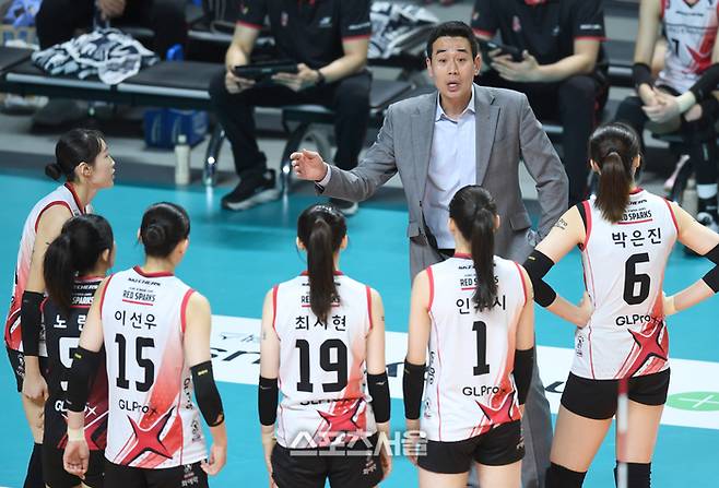 정관장 고희진 감독이 20일 서울 장충체육관에서 열린 2025~2026 V-리그 GS칼텍스와 경기에서 작전지시를 하고 있다.  2026. 1. 20. 장충 | 최승섭기자 thunder@sportsseoul.com