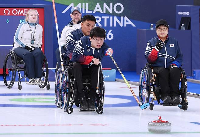 휠체어컬링 혼성팀이 10일(현지시간) 이탈리아 코르티나 컬링 올림픽 스타디움에서 열린 2026 밀라노·코르티나 동계패럴림픽 휠체어컬링 혼성팀 예선 노르웨이와 경기에서 완승을 거뒀다. 남봉광이 스톤을 던지고 있다. 사진 | 대한장애인체육회