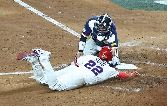 득점 인정 받은 후안 소토의 주루 플레이. 연합뉴스