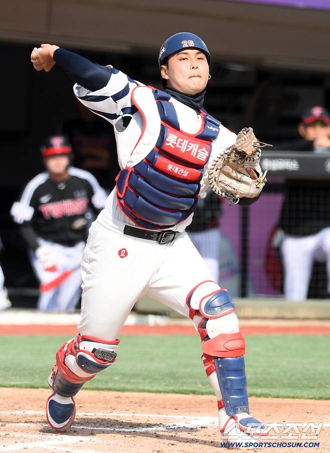 홈 포스 아웃 직후 롯데 포수 박재엽은 1루를 선택했다.