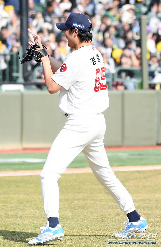 만루 위기를 지워낸 정철원은 포수 박재엽을  가리키며 환호했다.