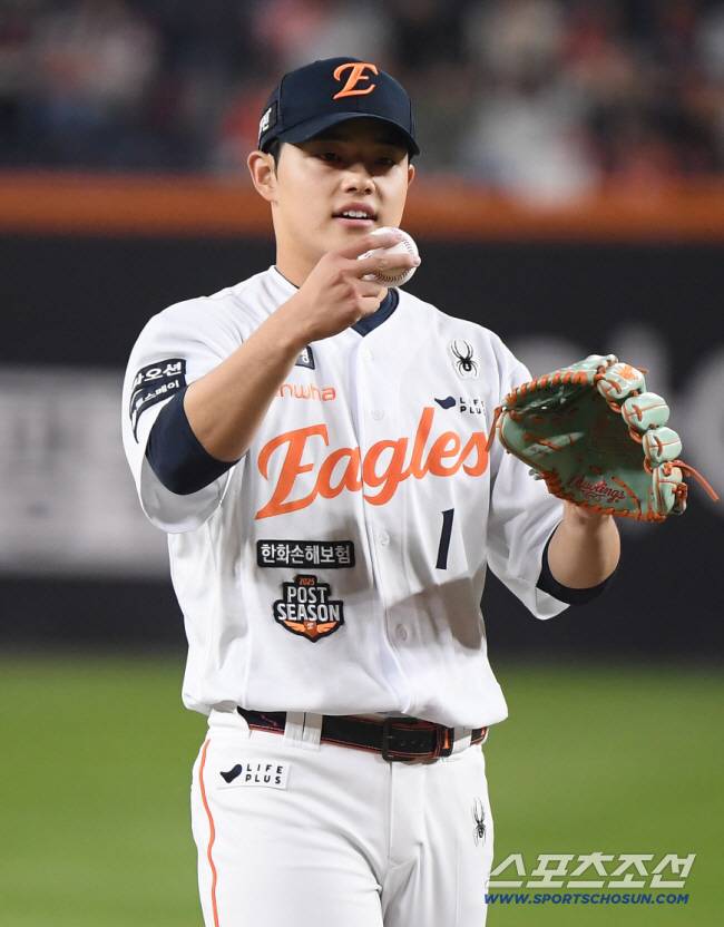 31일 대전 한화생명볼파크에서 열린 LG와 한화의 한국시리즈 5차전. 한화 선발 문동주가 공 교체를 요구하고 있다. 대전=정재근 기자 cjg@sportschosun.com/2025.10.31/