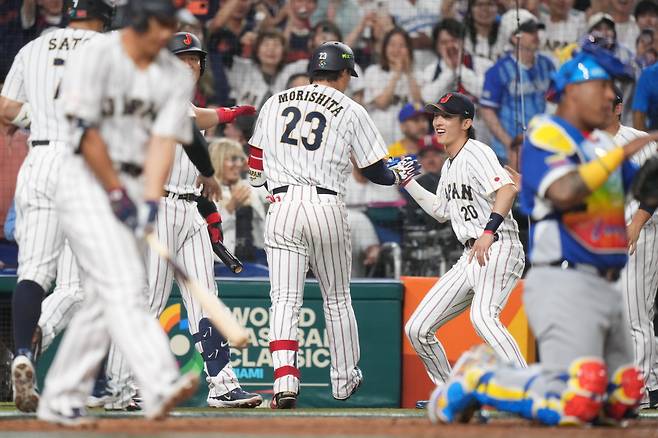 Japan's Shota Morishita celebrates his three run home run with his teammates during the third inning of a World Baseball Classic quarterfinal game against Venezuela, Saturday, March 14, 2026, in Miami. (AP Photo/Lynne Sladky)
<저작권자(c) 연합뉴스, 무단 전재-재배포, AI 학습 및 활용 금지>