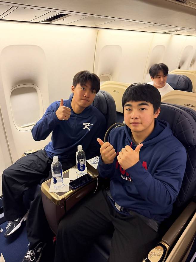 미국행 전세기에 나란히 탑승한 한화 정우주(왼쪽)와 문현빈. 사진제공=KBO SNS