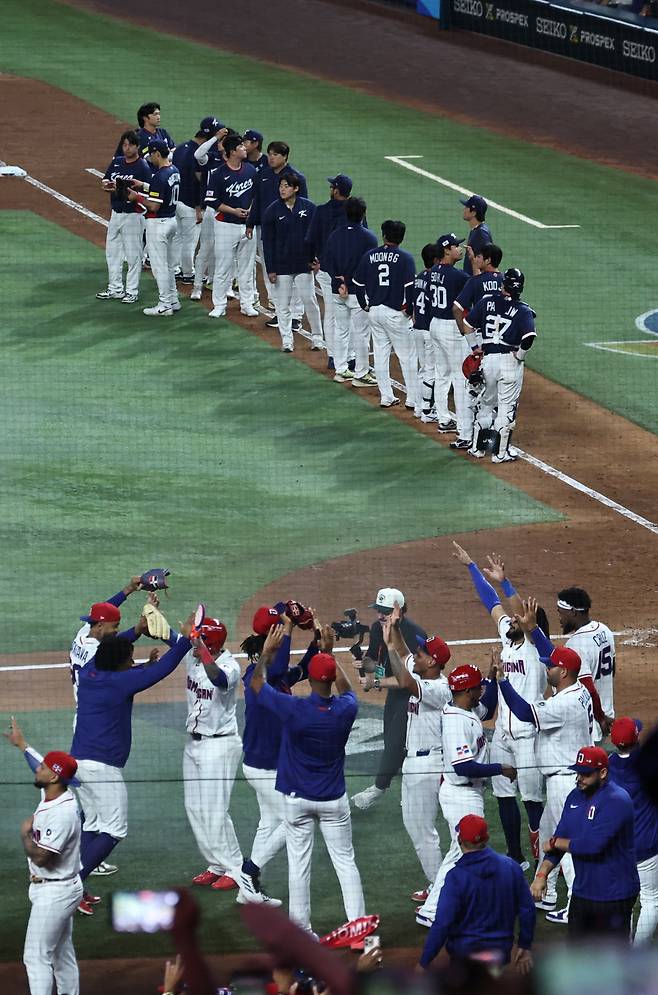 WBC 4강행 좌절 한국 대표팀
(마이애미=연합뉴스) 김인철 기자 = 13일(현지시간) 미국 플로리다주 마이애미 론디포파크에서 열린 월드베이스볼클래식(WBC) 대한민국 대 도미니카공화국 준준결승전 7회말 심판의 콜드게임 선언으로 0-10에 게임을 종료, 패배한 한국 선수들이 아쉬워하고 있다. 2026.3.14
yatoya@yna.co.kr
(끝)
<저작권자(c) 연합뉴스, 무단 전재-재배포, AI 학습 및 활용 금지>