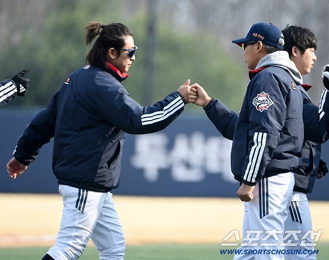 15일 이천베어스파크에서 열린 삼성과 두산의 시범경기. 두산이 8대2로 승리했다. 두산 김원형 감독이 박찬호와 하이파이브를 하고 있다. 이천=허상욱 기자wook@sportschosun.com/2026.03.15/