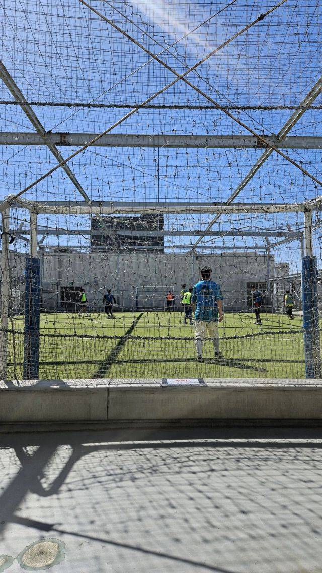 일본 도쿄 오타구 가마타역 옥상 풋살장에서 사람들이 풋살을 즐기고 있는 모습. 전진영 기자.