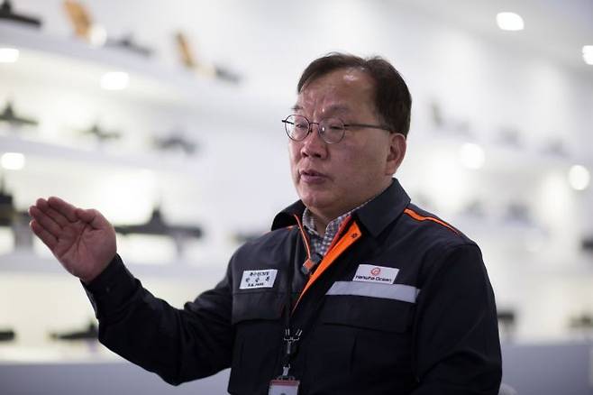 박순복 한화오션 명장이 11일 거제 옥포조선소에서 인터뷰 중 포즈를 취하고 있다. 한화오션