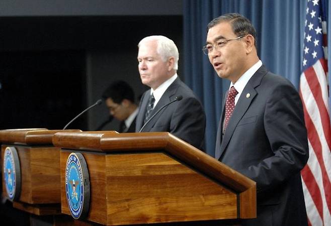 2008년 10월 이상희 당시 국방부 장관이 미국 워싱턴 DC에서 로버트 게이츠 미 국방장관과 제40차 한미안보협의회(SCM)를 마친 뒤 기자회견을 하고 있다.이 전 장관은 악성 암으로 투병중이던 지난해 1월 이를 숨긴 채 본지와 인터뷰를 갖고 "미국이 북한 핵 보유를 인정하며 군축 회담을 추진하면 우리도 핵무장해야 한다"고 주장했다./합동참모본부