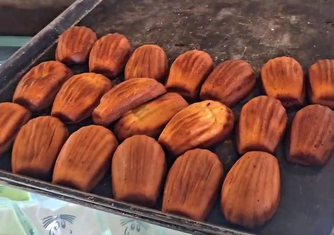 지난 12일 오전 10시쯤 서울 성동구 성수동의 한 카페에 버터떡이 금방 구워 나왔다. /황채영 기자