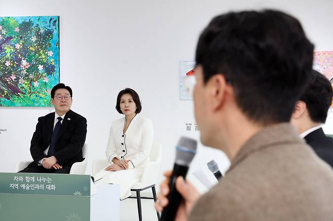 이재명 대통령과 김혜경 여사가 15일 창원 창동예술촌 아트센터에서에서 열린 차와 함께 나누는 지역예술인과의 대화에서 참석자의 발언을 경청하고 있다. /뉴스1