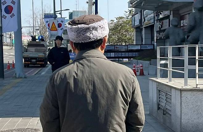 돌연 사퇴 방침을 밝힌 뒤 잠행에 들어간 국민의힘 이정현 공천관리위원장이 13일 서울 영등포구 여의도에서 사퇴 이유를 묻는 연합뉴스 기자 질문에 답하지 않고 이동하고 있다. ⓒ연합뉴스