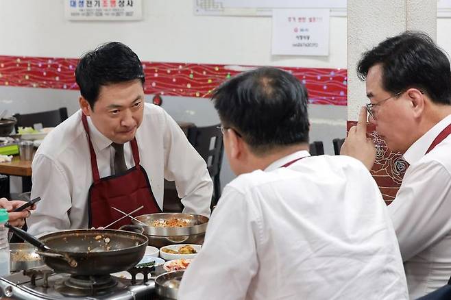 국민의힘 장동혁 대표가 13일 서울 영등포시장 내 한 식당을 방문해 송언석 원내대표, 정점식 정책위의장과 점심을 먹으며 대화하고 있다. ⓒ연합뉴스