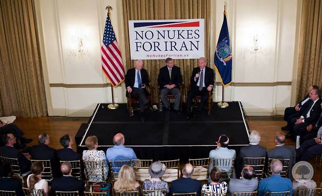 2015년 미국 뉴욕에서 열린 이란 핵무기 반대 행사 무대에 나란히 오른 존 매케인 전 상원의원, 그레이엄, 존 리버먼 전 상원의원(왼쪽부터). 셋은 정치적 성향은 다르지만 힘을 합쳐 외교활동을 벌여 ‘스리 아미고스(3명의 친구)’라고 불렸다. 사진 출처 그레이엄 페이스북