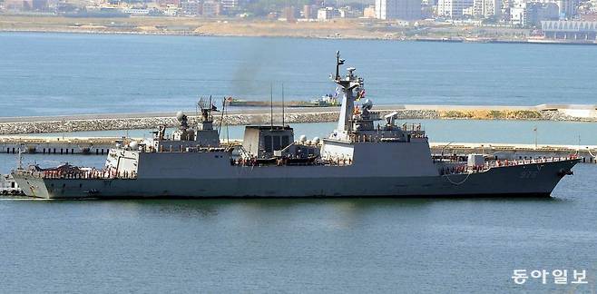 소말리아 해역의 선박보호 임무를 위해 지난 3월 파병됐던 청해부대 1진 문무대왕함. 동아DB