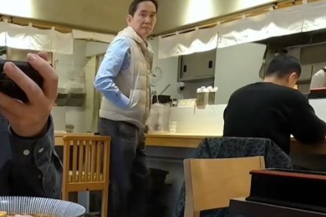 한 여행 유튜버가 지난해 4월 일본의 라멘집에서 이재용 회장을 목격했다면서 올린 영상. 유튜브 채널 ‘포그민’