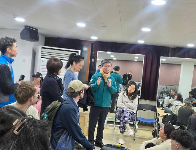 임시대피소 방문해 이재민에게 상황 설명하고 있는 김길성 중구청장. 중구청 제공