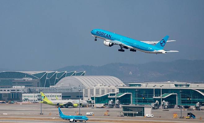 인천국제공항 계류장에 항공기가 이륙하는 모습. 2026.3.15 뉴스1