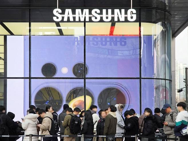 지난 5일 서울 서초구 삼성강남에서 '갤럭시 S26 시리즈' 사전 예약자들이 제품 수령을 위해 대기하고 있다. 삼성전자 제공