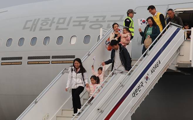 중동에 체류해왔던 우리 국민 204명이 대한민국 군 수송기(KC-330)를 타고 15일 서울 성남공항에 도착하고 있다. 뉴스1