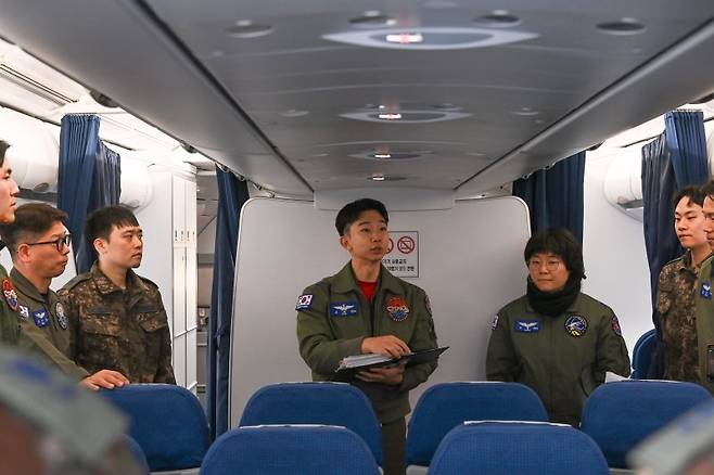 사우디아라비아 리야드에서 한국인 204명과 외국 국적가족 5명, 일본 국민 2명 등 총 211명을 태운 공군 다목적 공중급유 수송기 KC-330 '시그너스' 15일 성남 서울공항에 도착했다.'사막의 빛'으로 명명된 이번 작전의 조종사가 공군 공중급유기(KC-330) 기내에서 임무 브리핑을 하고 있다. 외교부 제공