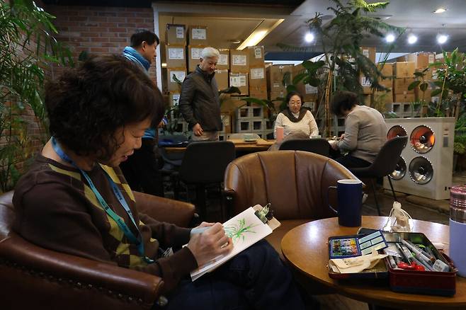 조영경씨가 화정역 주변 식물카페에서 식물을 그리고 있다.