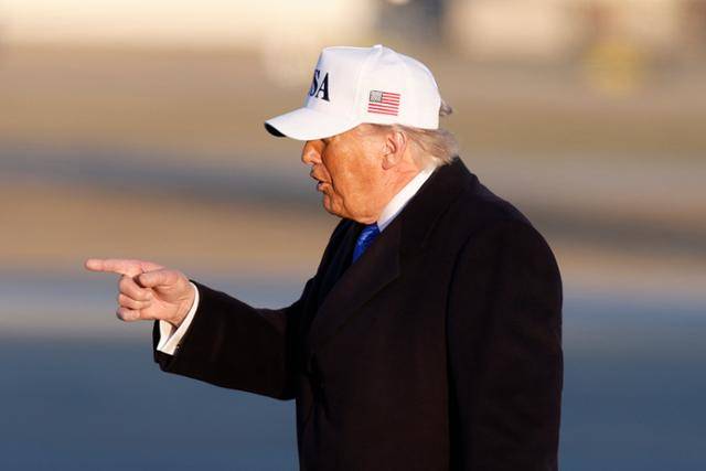 도널드 트럼프 미국 대통령이 13일 메릴랜드주 캠프스프링스 앤드루스공군기지에서 전용기에 탑승하기 전 기자들에게 손짓하며 말하고 있다. 캠프스프링스=AP 연합뉴스