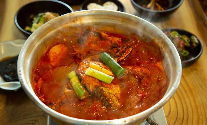 기름진 생선 속 오메가-3 지방산은 야간 각성을 줄이고 수면 질 개선에 효과적이다./사진=클립아트코리아