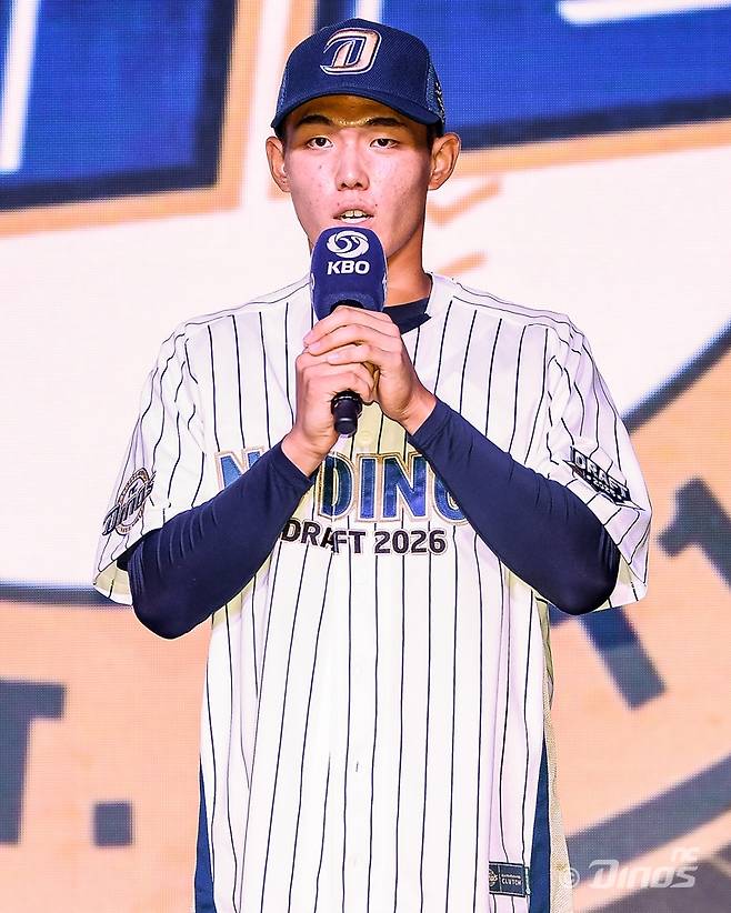 2026 KBO 신인 드래프트가 17일 서울 롯데호텔월드에서 열렸다. NC에 1라운드 지명된 유신고 신재인이 기념촬영을 하고 있다.
