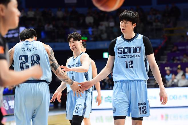 소노 켐바오(왼쪽부터) 이정현, 강지훈이 15일 고양소노아레나에서 열린 삼성과의 2025~26 LG전자 프로농구 정규리그 경기 중 득점을 합작한 뒤 환호하고 있다. 사진=KBL