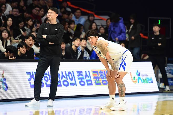 김효범 삼성 감독(왼쪽)과 구탕이 15일 고양소노아레나에서 열린 소노와의 2025~26 LG전자 프로농구 정규리그 경기 중 판정을 기다리고 있다. 사진=KBL