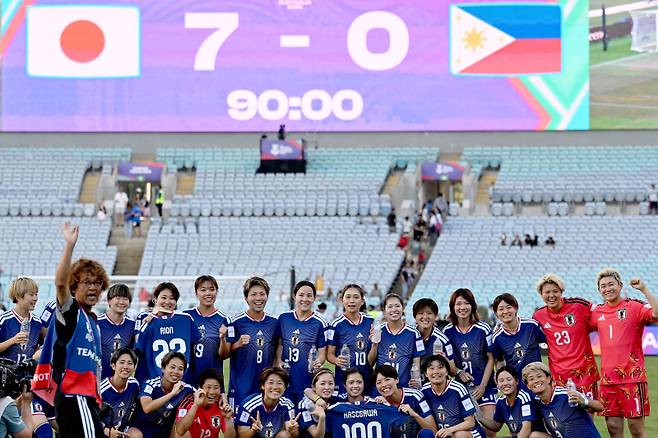 <yonhap photo-3849=""> Japan players pose after their 7-0 victory in the AFC Women's Asian Cup Australia 2026 football quarter-final match between Japan and Philippines at Accor Stadium in Sydney on March 15, 2026. (Photo by SAEED KHAN / AFP) / --IMAGE RESTRICTED TO EDITORIAL USE - STRICTLY NO COMMERCIAL USE--/2026-03-15 16:37:34/ <저작권자 ⓒ 1980~2026 ㈜연합뉴스. 무단 전재 재배포 금지, AI 학습 및 활용 금지></yonhap>