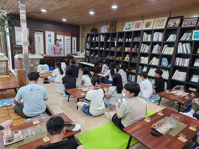 충북교육청은 지난해 9월 온마을배움터 상호 개방 시범사업으로 청주 중앙초 학생들이 보은 오장환 문학관 등을 방문하는 프로그램을 마련했다. 사진 충북교육청